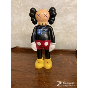 Kaws Küçük Ayakta