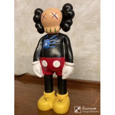 Kaws Küçük Ayakta