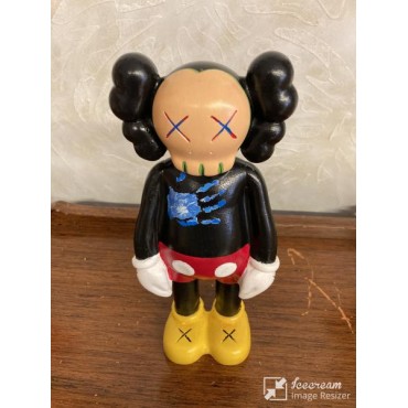 Kaws Küçük Ayakta
