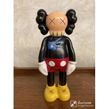 Kaws Küçük Ayakta