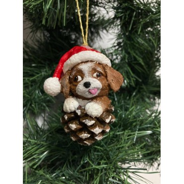 Yılbaşı Ağacı Süsü - Çam Kozalağında Sevimli Köpek Figürlü Noel Baba Şapkalı Dekoratif Obje (8 cm)