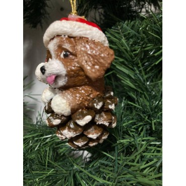 Çam kozalağı içinde Noel şapkalı sevimli köpek figürlü el yapımı yılbaşı ağacı süsü