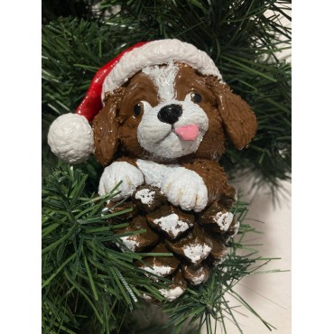 Çam kozalağı içinde Noel şapkalı sevimli köpek figürlü el yapımı yılbaşı ağacı süsü