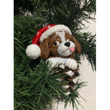 Çam kozalağı içinde Noel şapkalı sevimli köpek figürlü el yapımı yılbaşı ağacı süsü