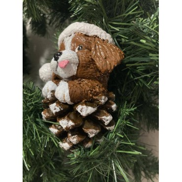 Çam kozalağı içinde Noel şapkalı sevimli köpek figürlü el yapımı yılbaşı ağacı süsü