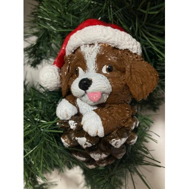 Çam kozalağı içinde Noel şapkalı sevimli köpek figürlü el yapımı yılbaşı ağacı süsü