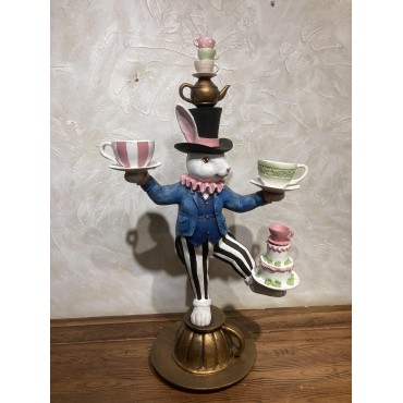 Tavşan Alice Harikalar Diyarında Fincan Tutan